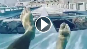 هل تجرؤ على السباحة في بركة الرعب الزجاجية.. شاهد الصور
