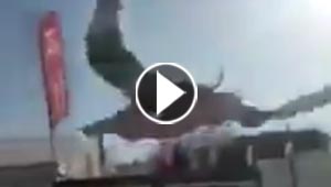 فيديو مرعب.. طفلة تسقط من لعبة ملاهي وتظل معلقة في الهواء