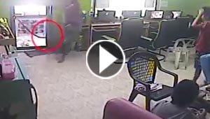 فيديو مرعب.. ثعبان طائر يقفز على رجل ويثير حالة ذعر وارباك