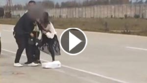  معركة وتبادل اللكمات بين رجل وزوجته يؤخر اقلاع طائرة.. فيديو