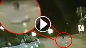  فيديو مرعب.. شبح رجل يجلس وسط الطريق يدفع سائقا للتراجع مذعورا!