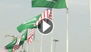 ما سر رفرفة العلم السعودي اكثر من الامريكي في شوارع الرياض؟!