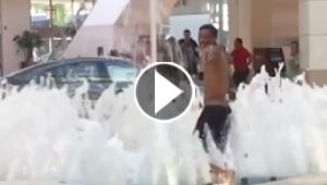 شاب يسبح ويرتع في نافورة داخل مركز تجاري يثير دهشة المتسوقين