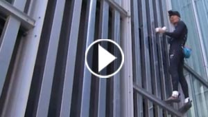 سبايدرمان يتحدى الموت في برشلونة دون وسائل أمان! فيديو