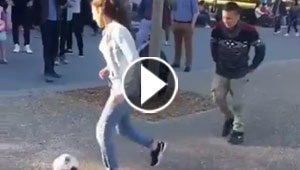 بالفيديو..  فتاة حسناء تحرج شابا بسبب كرة القدم