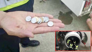 مسنة ترمي نقوداً في محرك طائرة لجلب الحظ فتأخر إقلاعها