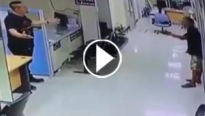 لن تصدق كيف انتهى هجوم بسكين على ضابط شرطة! فيديو