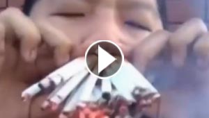 فيديو مقزز.. رجل يدخن 50 سيجارة من فمه وانفه قبل ان يبدأ بأكلها!