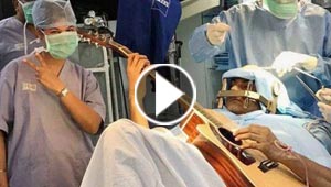 موسيقي يعزف على الغيتار أثناء خضوعه لعملية جراحية بالدماغ.. فيديو