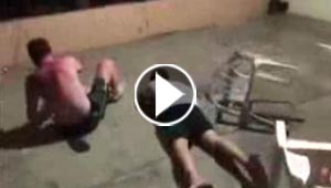 فيديو طريف... رجل مخمور حاول تنفيذ مقلب في صديقه فنال جزائه