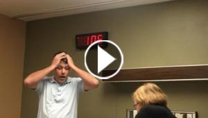 فيديو مثير وطريف.. شاهد رد فعل رجل رزقه الله بمولود ذكر!!