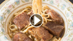 هذا هو حساء الشعيرية باللحم الأغلى في العالم.. ما هو سره؟ فيديو