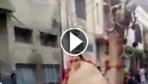  فيديو مثير.. جمل ينتقم من جزار وهو يقوم بذبحه