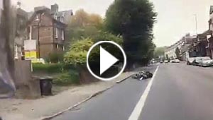  حادث أليم لراكب دراجة كان يؤدي حركات بهلوانية اثناء القيادة.. فيديو