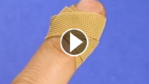 ليس كما تتوقعون.. الطريقة الصحيحة لوضع اللاصق الطبي.. فيديو