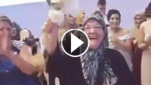 عجوز تهرع للإمساك بباقة زهور لحظة إلقائها العروس لصديقاتها.. فيديو