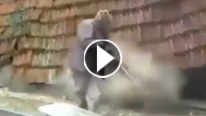 فيديو طريف.. غباء رجل تسبب في هدم منزله بالكامل!