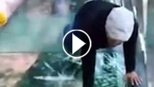 شاهدوا هذه المزحة المرعبة لإرعاب وإفزاع السياح لإثارة رحلتهم.. فيديو