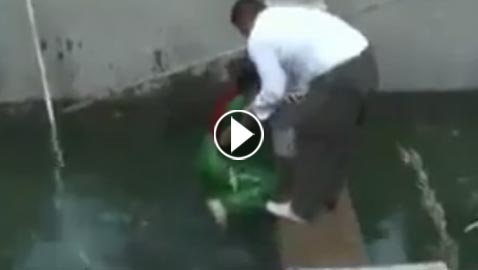 موقف محرج لمذيعة كردية عند سقوطها في حوض مياه! فيديو