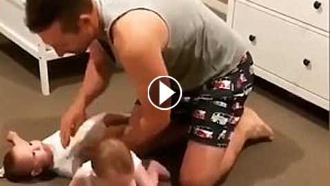 فيديو طريف.. معاناة أب يعد ابنتيه التوأم للنوم