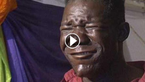 فيديو وصور.. رجل يفوز بجائزة بفضل شكله القبيح 