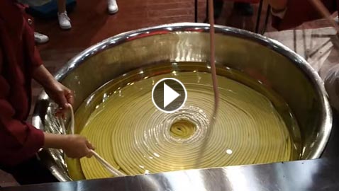بالفيديو...أطول حبل معكرونة في العالم صنعته شركة طعام صينية 