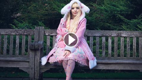 بالصور والفيديو.. فتاة بريطانية تحول نفسها إلى دمية 