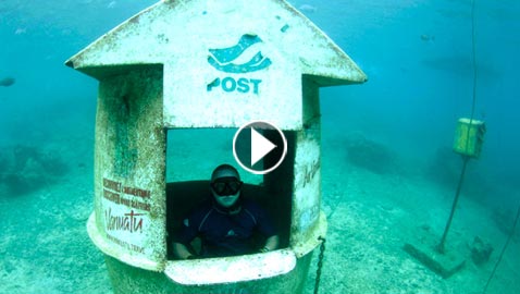 بالفيديو والصور.. أغرب مكتب بريد في اعماق البحار