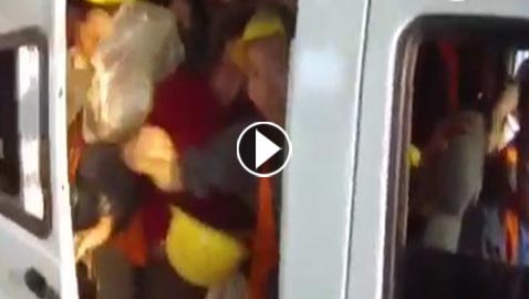 فيديو طريف.. سيارة 6 ركاب تقل 40 عاملا في الصين