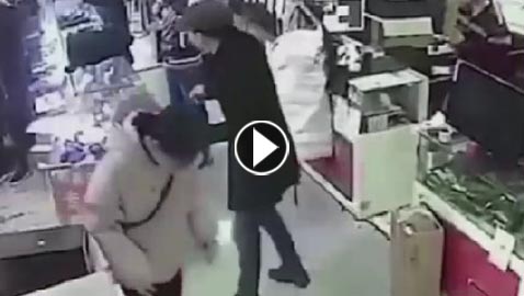 فيديو صادم.. عض بطارية الهاتف النقال فانفجرت على الفور