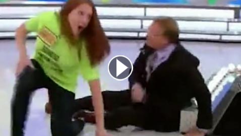 فيديو مضحك: من شدة حماسها رمت نفسها هلى المذيع لتحضنه فأسقطته أرضاً!