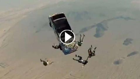 فيديو مذهل.. القفز من سيارة تسبح في الهواء 