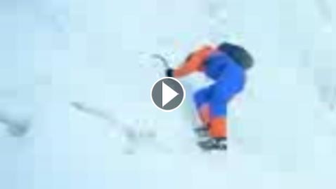 فيديو أول رجل في العالم يتسلق شلالاً متجمداً معرضا نفسه للموت1