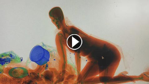 بالفيديو.. امرأة تدخل مع حقيبتها في جهاز فحص الأمتعة