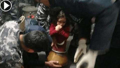 فيديو: طفلة اردنية تعلق داخل طنجرة وضعتها فيها امها بسبب صورة  فيسبوك!