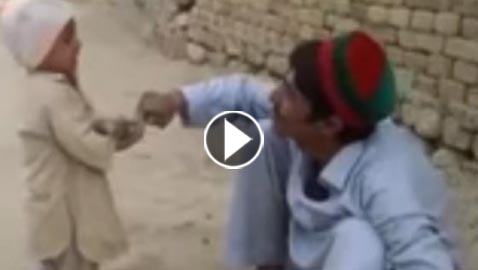 فيديو طريف: طفل يمنع والده بالبكاء والصراخ من ذبح دجاجة ويطلقها حرّة