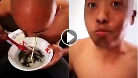 فيديو صادم.. رجل يأكل طبقاً من الأسماك الحية