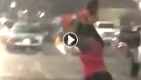 فيديو صادم..ام تستخدم طفلها كمظلة لحماية نفسها من المطر