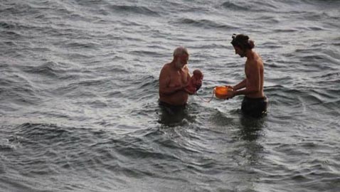 صور مدهشة.. سائحة روسية تضع مولودها وهي تسبح في البحر