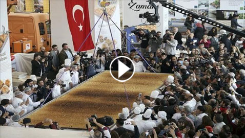 بالفيديو والصور: بوزن نصف طن.. تركيا تصنع أكبر طبق بقلاوة في العالم