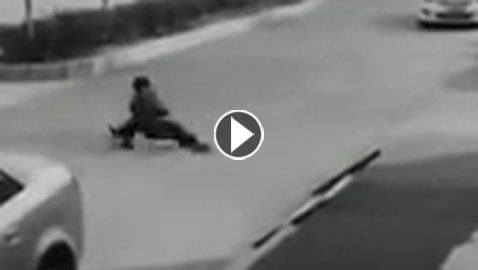 فيديو طريف.. موقف محرج لشاب انشغل بهاتفه وهو يمشي