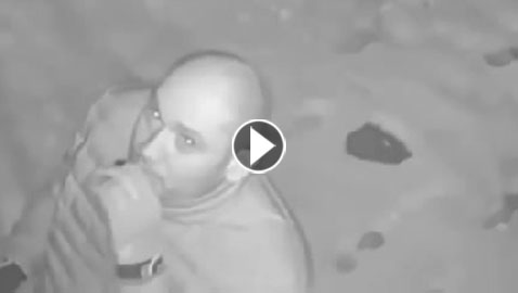 بالفيديو.. لص ظريف يصلي قبل سرقة متجر