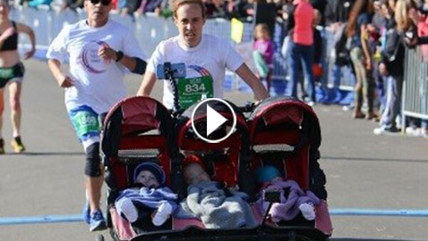بااصور.. ام تدخل موسوعة غينيس مع اطفالها الثلاثة