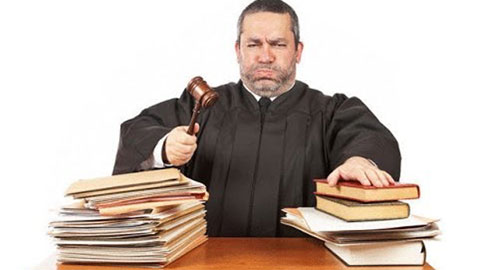  قضايا غريبة جدا وصلت المحاكم: هل وافق القاضي على دعواهم؟؟  