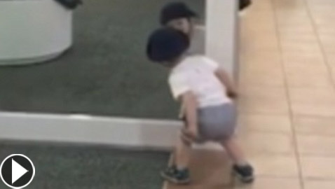 اضحك مع براءة الاطفال: فيديو طريف لطفل يحاول إمساك انعكاسه بالمرآة 