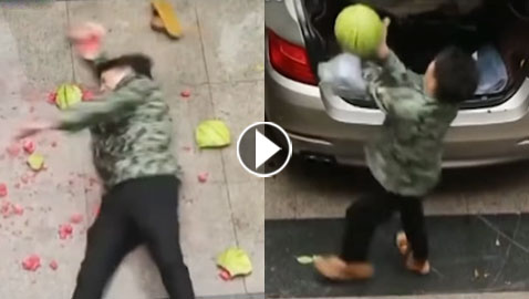 بالفيديو.. شاهدو بطيخة تحرج رجلا مرتين 