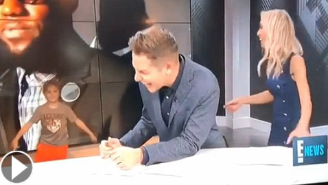 فيديو طريف.. طفل يضع والدته بموقف محرج أثناء تقديمها نشرة الأخبار
