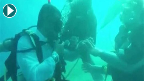 بالفيديو.. شاهدوا شاب مصري يعقد قرانه على بريطانية تحت الماء