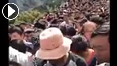 فيديو غريب.. طوفان من البشر عاجز عن الحركة يغزو سور الصين العظيم