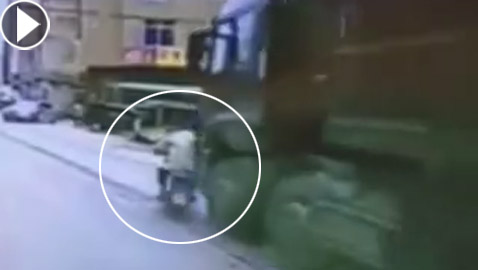 فيديو صادم.. صيني ينجو من الموت بأعجوبة بعد أن صدمته شاحنة ضخمة!